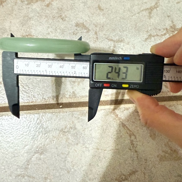 Elegant Dongling Jade Bangle Bracelet - Picture 9 of 10